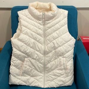 GAP Women Size M NWT Off White Cream Puffer Vest Chevron Design Fleece Collar